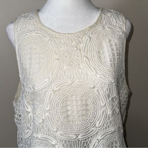 BR L Luxury Elegant Ivory Crochet Lace Back Button Keyhole Sleeveless Shell - Picture 5 of 15